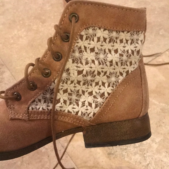 Booties 🥾 - Picture 3 of 5